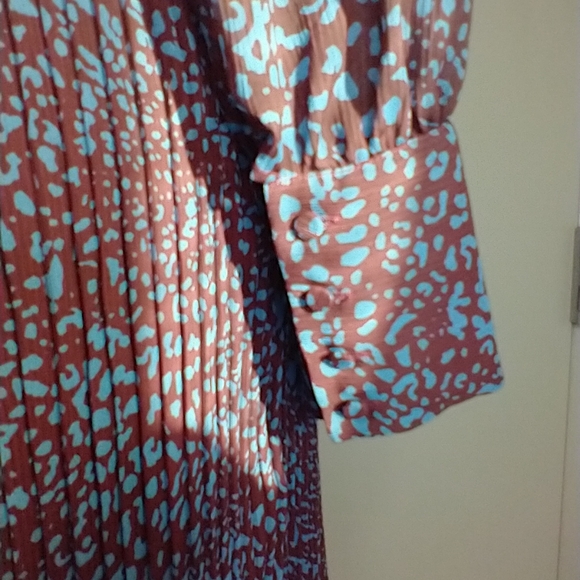 POLY PLEATED SECRETARY DRESS - Picture 4 of 11